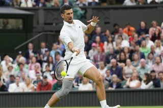 Novak Djokovic est toujours en course pour égaler le record de huit titres de Roger Federer à Wimbledon. KEYSTONE/AP/Kirsty Wigglesworth